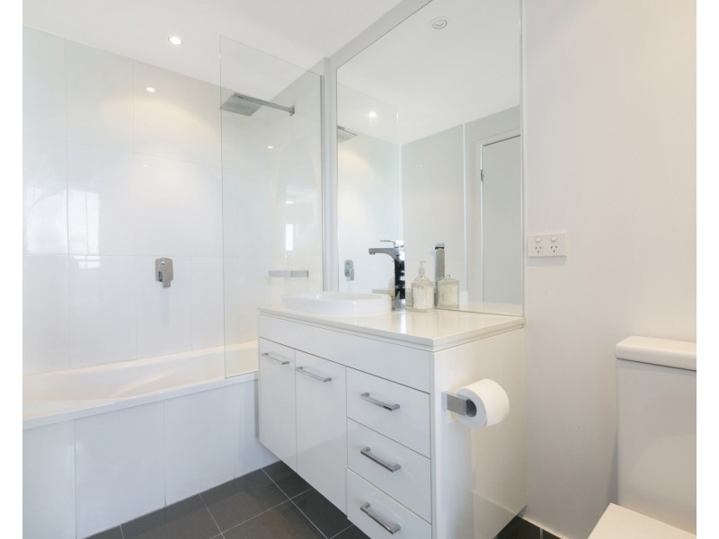 609/20 Labrador Street, Labrador QLD 4215