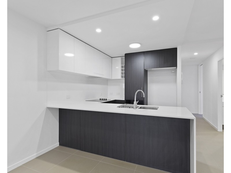 204/26 Spendelove Avenue, Southport QLD 4215