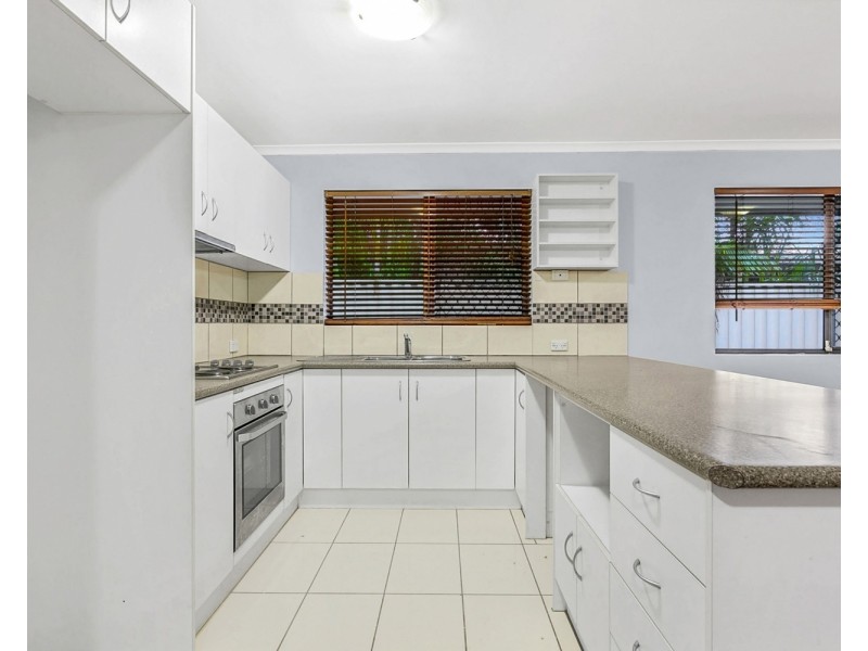 2/118 Kumbari Avenue, Labrador QLD 4215