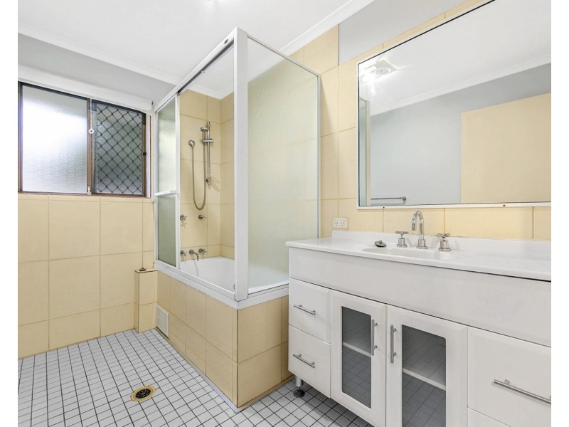 2/118 Kumbari Avenue, Labrador QLD 4215