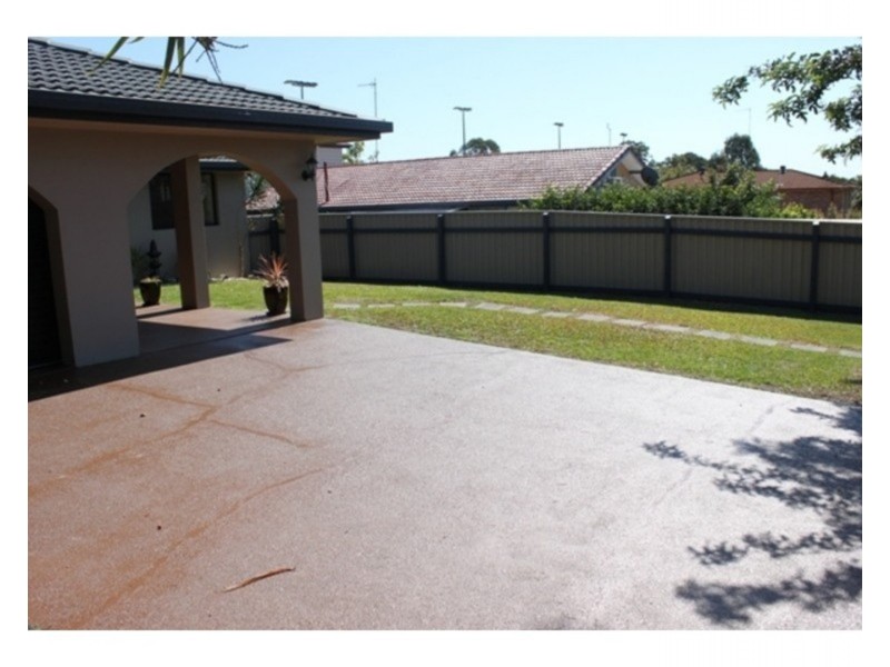 98 Kumbari Avenue, Labrador QLD 4215