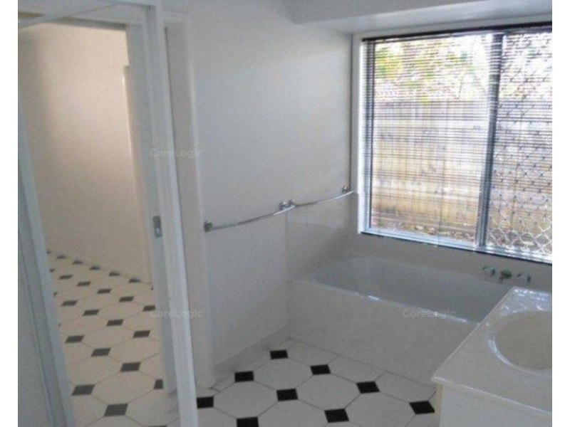 1/167 Olsen Avenue, Labrador QLD 4215