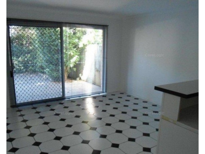 1/167 Olsen Avenue, Labrador QLD 4215