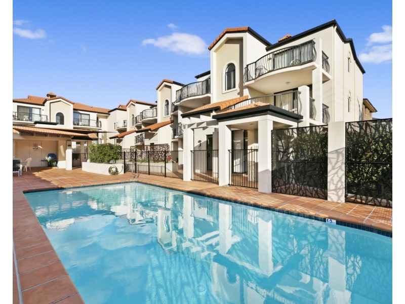 2/33-37 Lenneberg Street, Southport QLD 4215