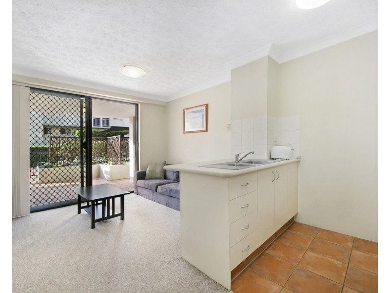 2/33-37 Lenneberg Street, Southport QLD 4215