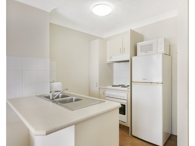 2/33-37 Lenneberg Street, Southport QLD 4215