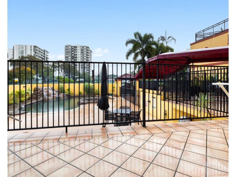 5/10  bath Street, Labrador QLD 4215