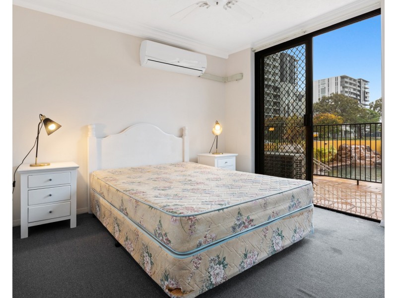 5/10  bath Street, Labrador QLD 4215