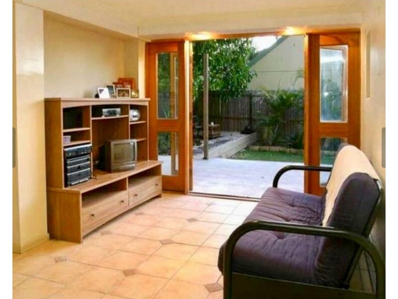 11 Kathleen Avenue, Southport QLD 4215