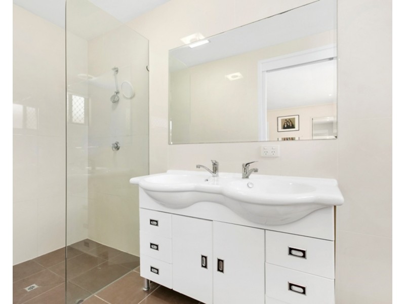 40 Ashgrove Avenue, Runaway Bay QLD 4216