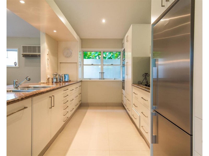 6 Wildash Street, Southport QLD 4215