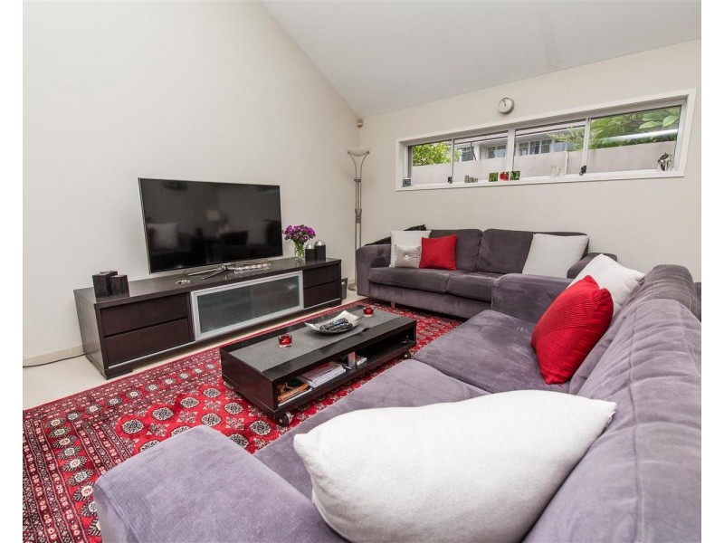 6 Wildash Street, Southport QLD 4215