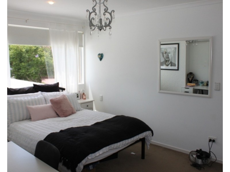 6 Wildash Street, Southport QLD 4215