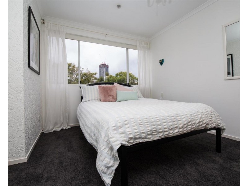 6 Wildash Street, Southport QLD 4215