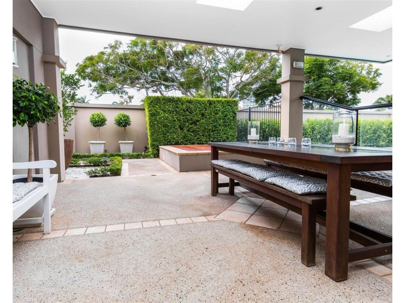 6 Wildash Street, Southport QLD 4215