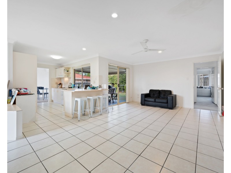 18 Chelmsford Place, Parkwood QLD 4214