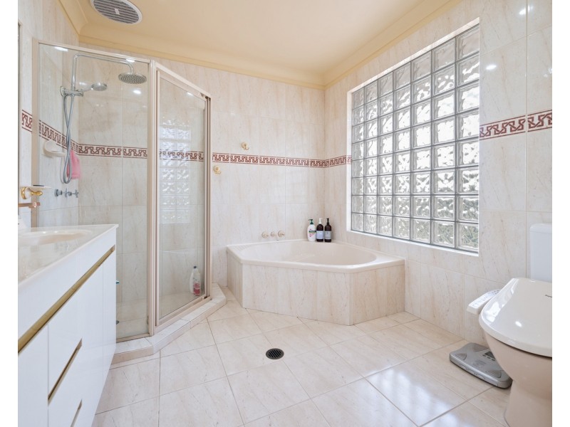 12 Arun Drive, Arundel QLD 4214