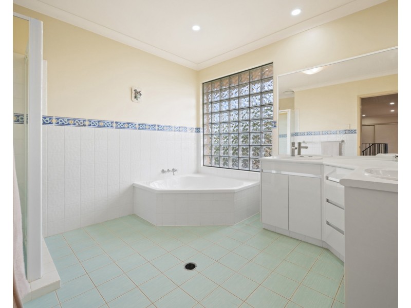 12 Arun Drive, Arundel QLD 4214