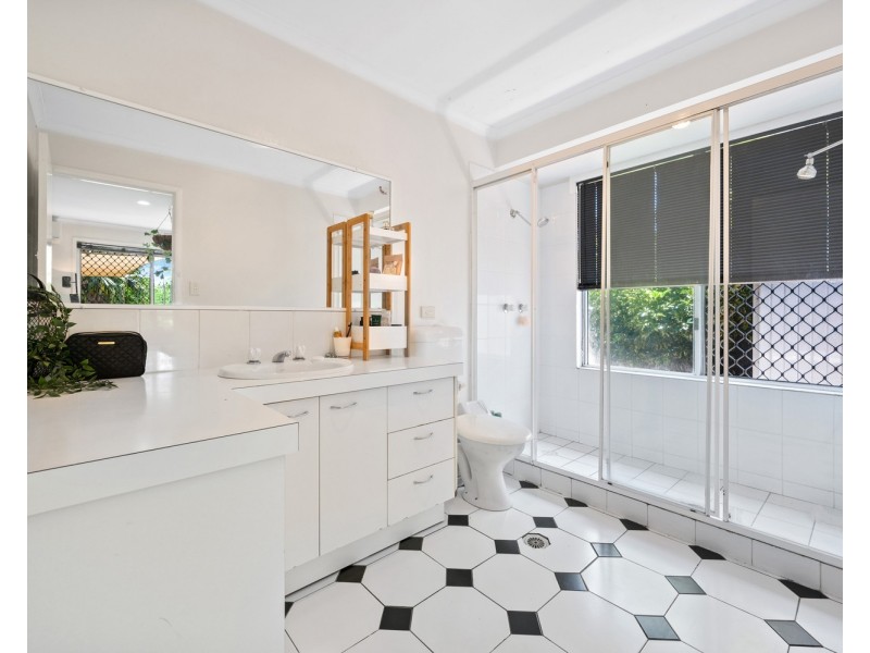 1/167 Olsen Avenue, Labrador QLD 4215