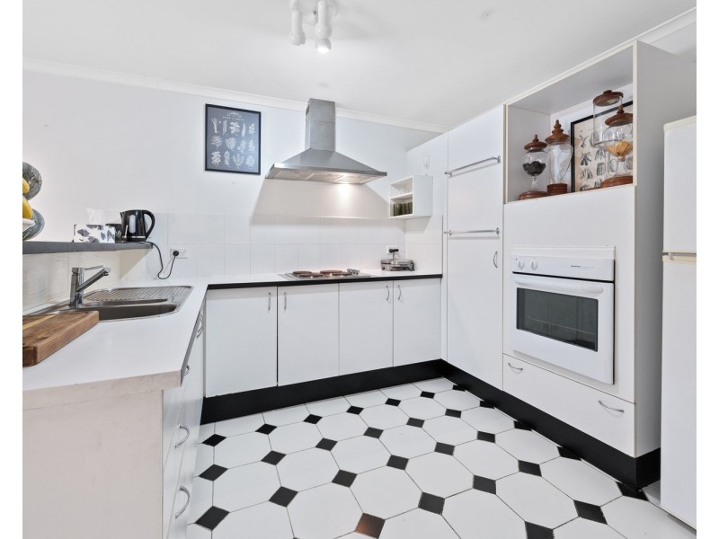 1/167 Olsen Avenue, Labrador QLD 4215