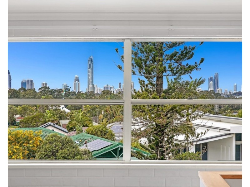 8 Solar Court, Benowa QLD 4217