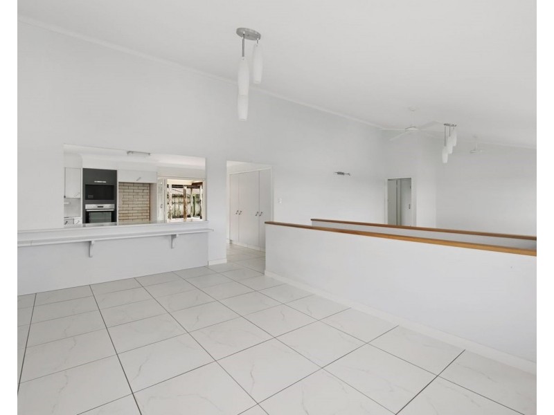 8 Solar Court, Benowa QLD 4217