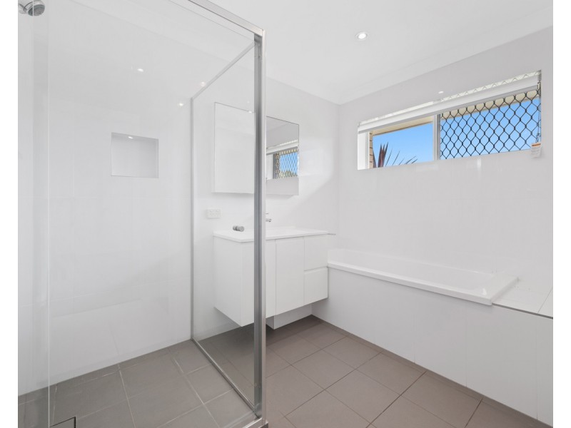 8 Solar Court, Benowa QLD 4217