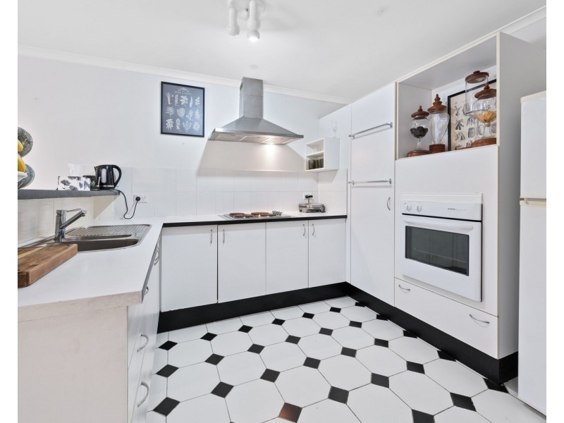 1/167 Olsen Avenue, Labrador QLD 4215