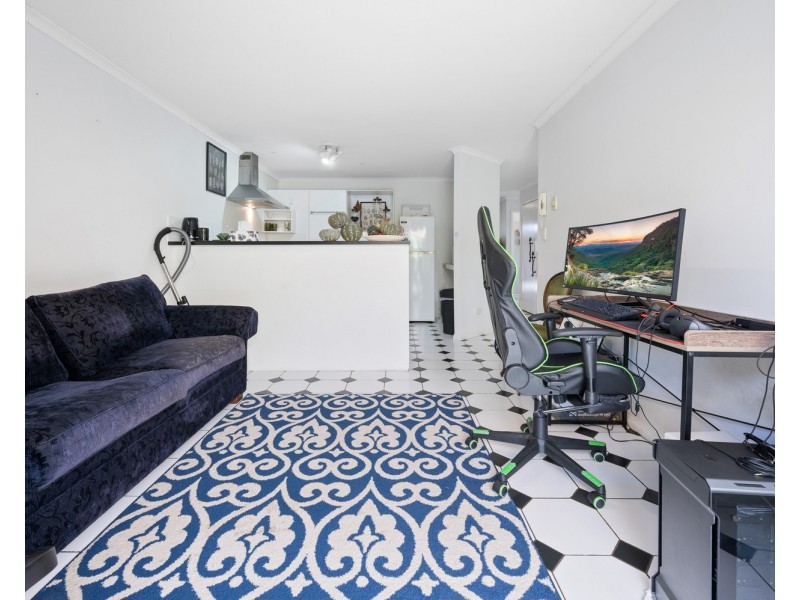 1/167 Olsen Avenue, Labrador QLD 4215