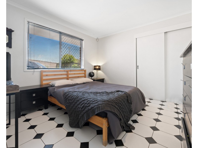 1/167 Olsen Avenue, Labrador QLD 4215