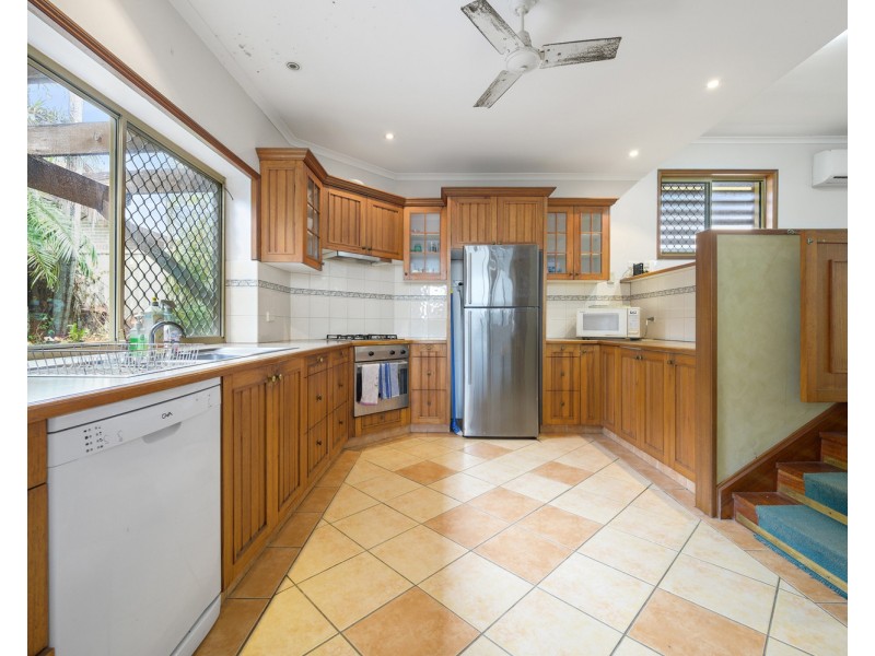 16 Caroline Avenue, Southport QLD 4215