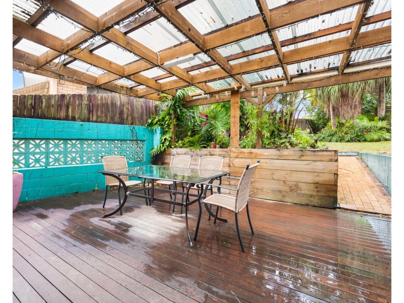 16 Caroline Avenue, Southport QLD 4215