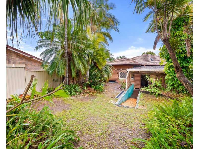 16 Caroline Avenue, Southport QLD 4215