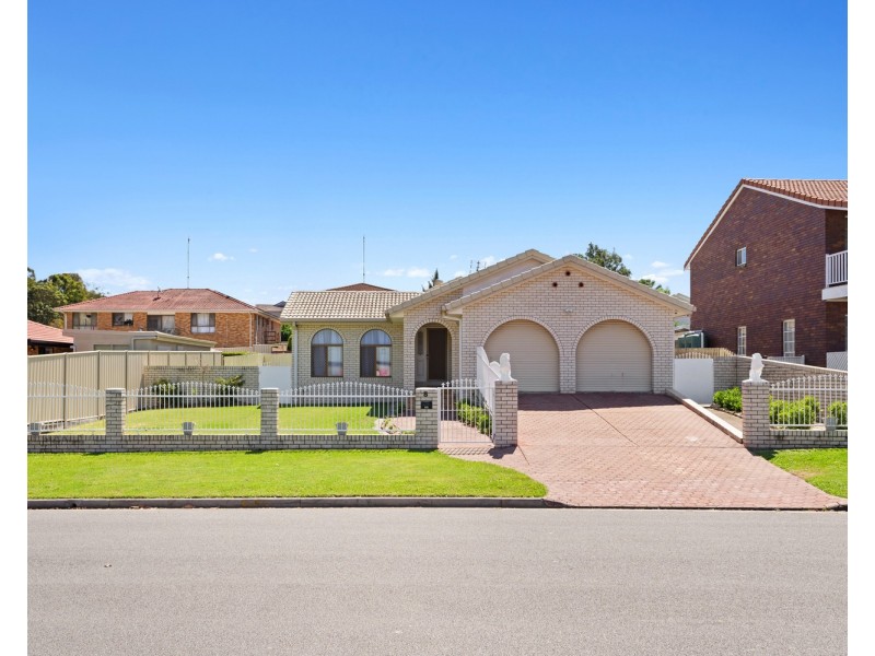 8 Alamau Street, Benowa QLD 4217