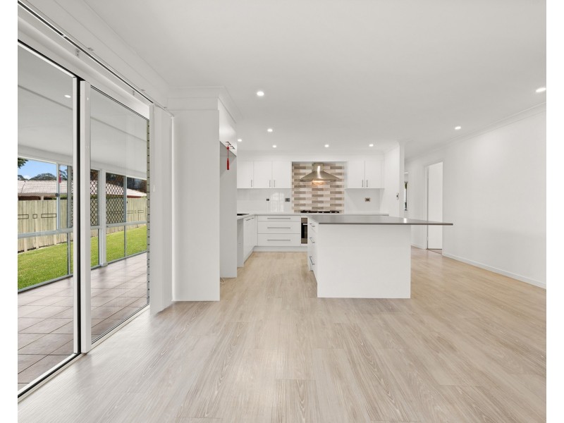 8 Alamau Street, Benowa QLD 4217