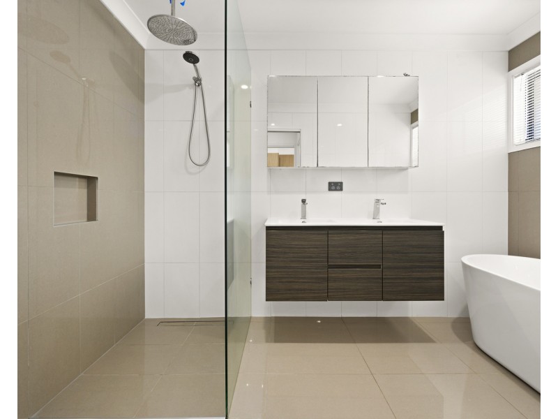 8 Alamau Street, Benowa QLD 4217