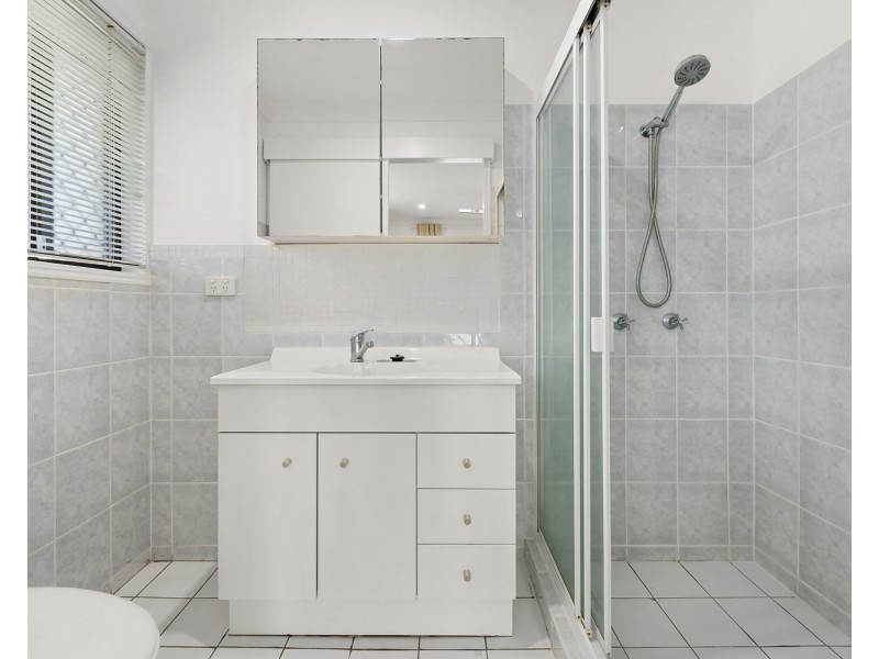 8 Alamau Street, Benowa QLD 4217