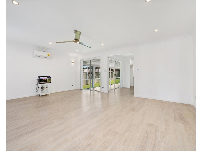 8 Alamau Street, Benowa QLD 4217