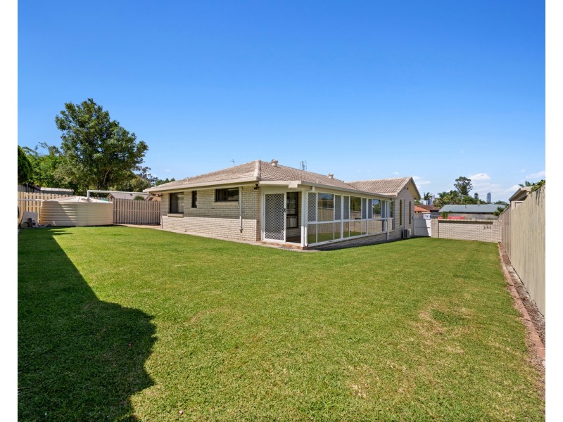 8 Alamau Street, Benowa QLD 4217