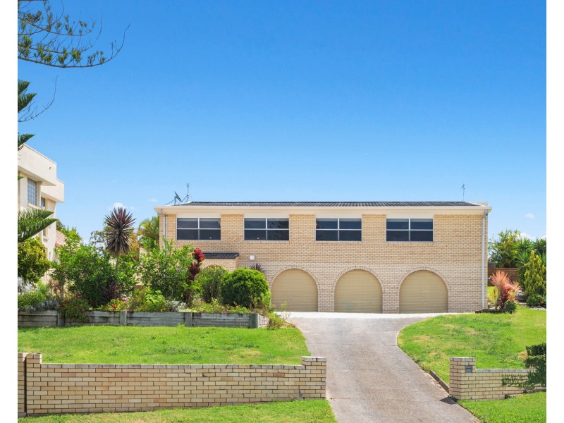 8 Solar Court, Benowa QLD 4217