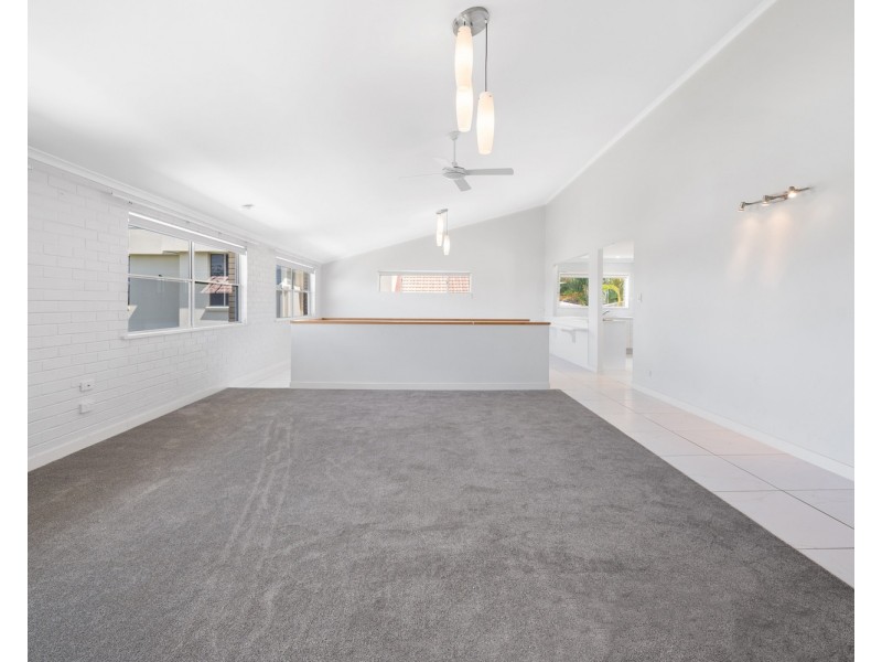 8 Solar Court, Benowa QLD 4217