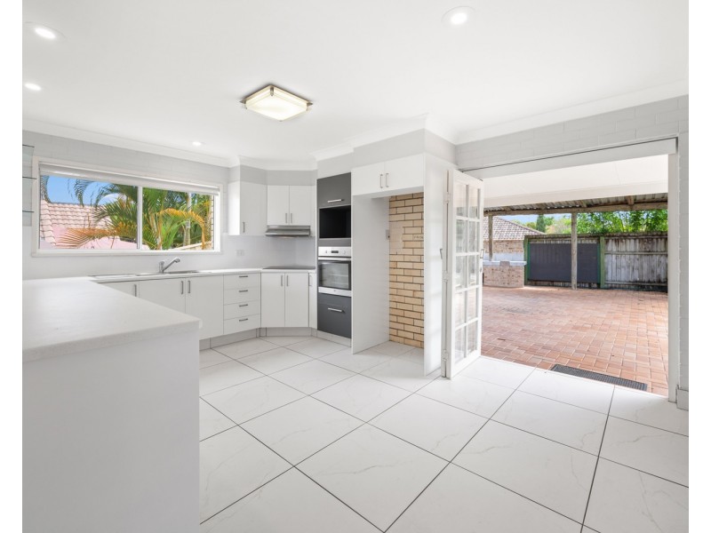 8 Solar Court, Benowa QLD 4217