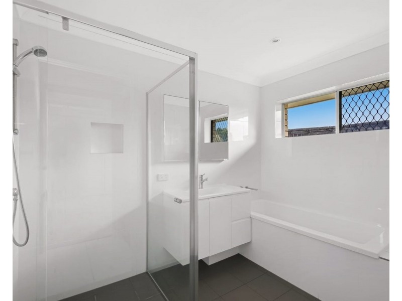 8 Solar Court, Benowa QLD 4217