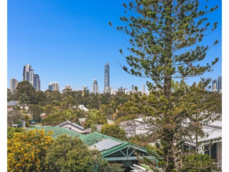 8 Solar Court, Benowa QLD 4217