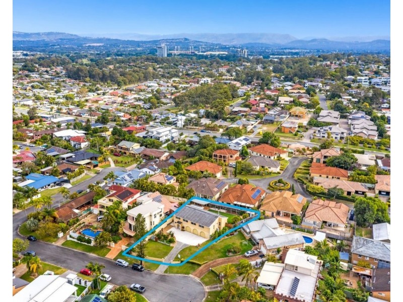 8 Solar Court, Benowa QLD 4217