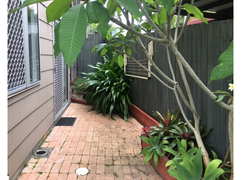 22a Warana Avenue, Southport QLD 4215