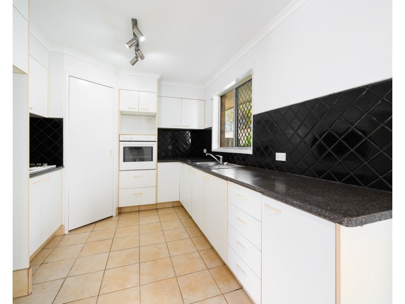 77 Wardoo Street, Southport QLD 4215