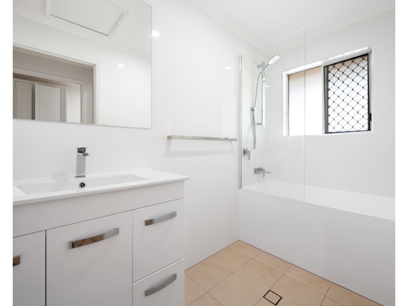 77 Wardoo Street, Southport QLD 4215