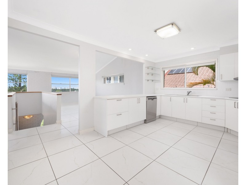 8 Solar Court, Benowa QLD 4217