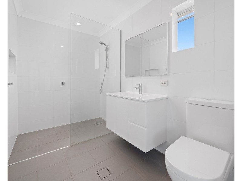 8 Solar Court, Benowa QLD 4217